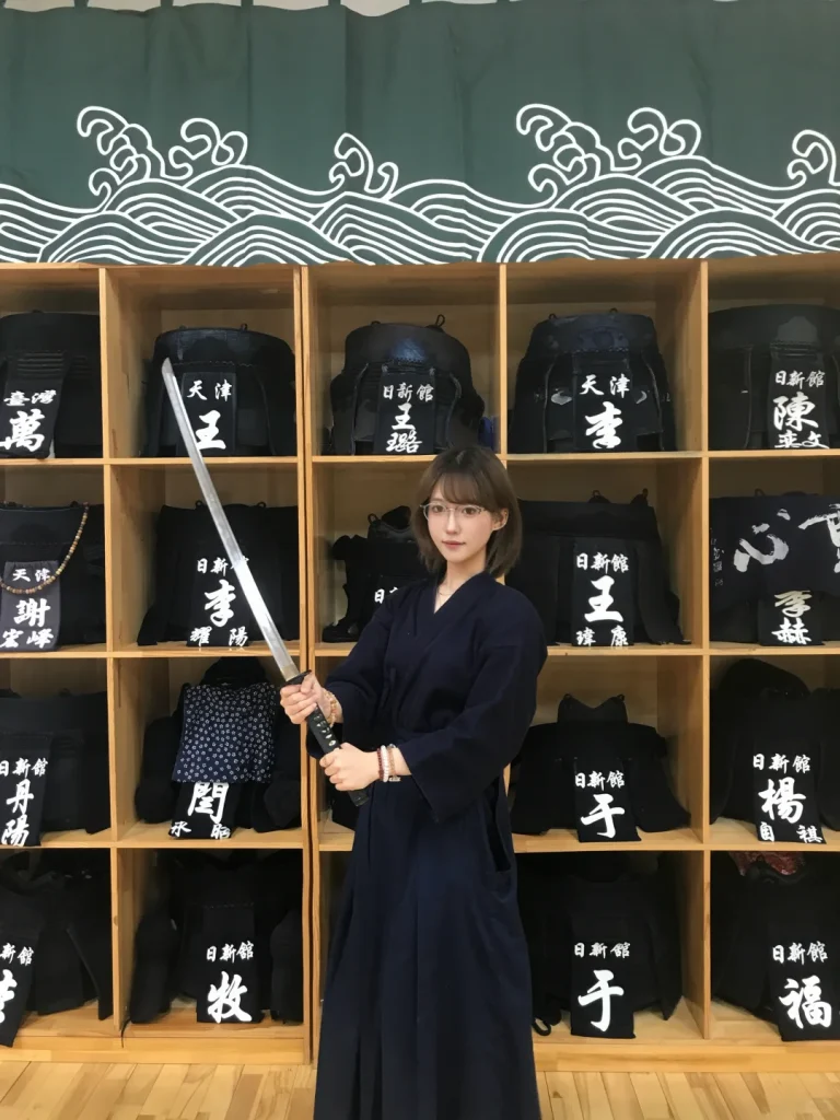 来访者在护具架前站立持剑拍照